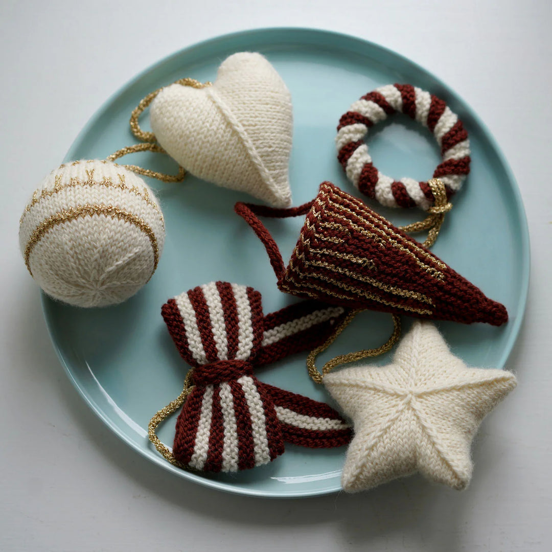 Pattern : Karasuk Knit Christmas Ornaments