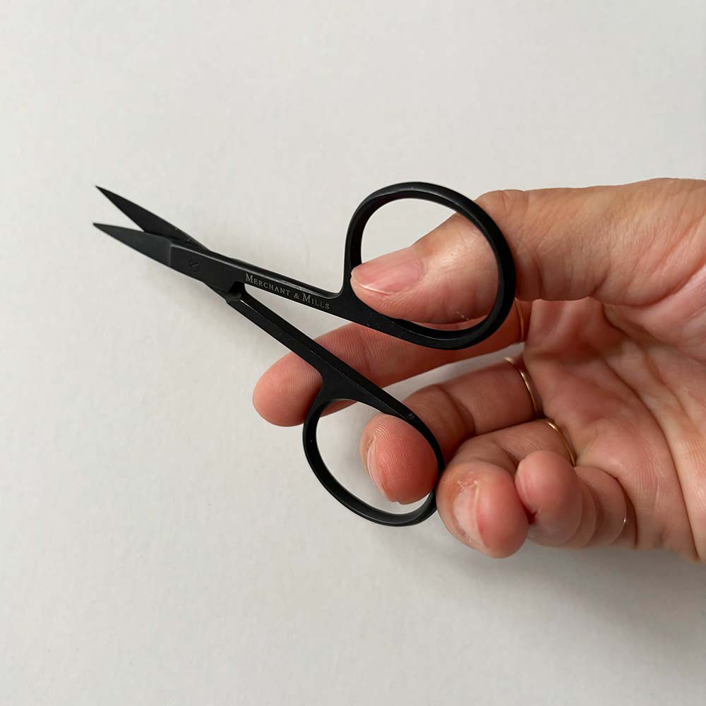 WIDE BOW BLACK SCISSORS