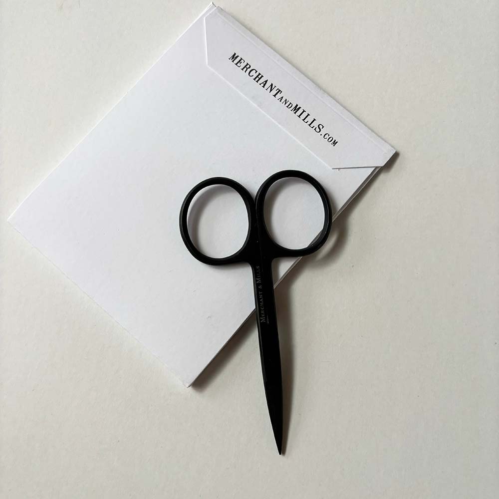 WIDE BOW BLACK SCISSORS